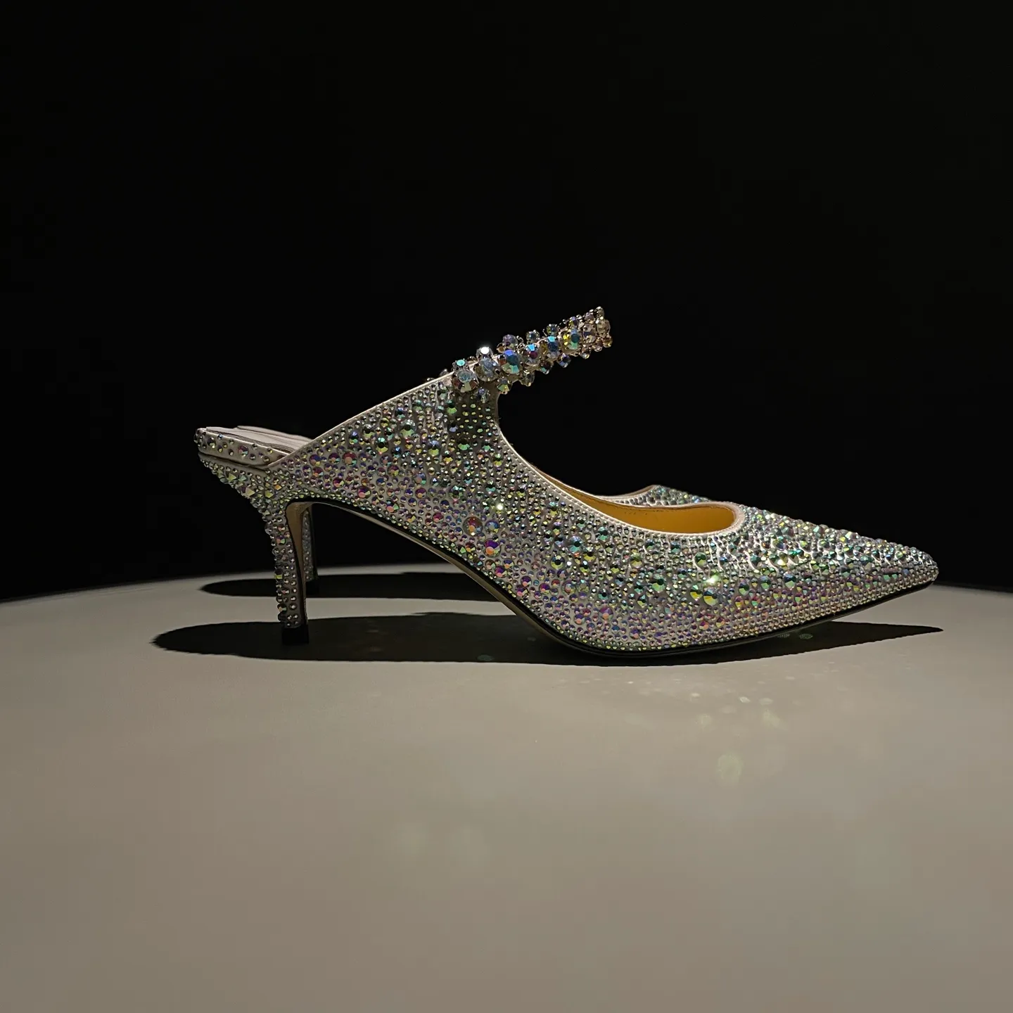 💕💕Factory direct selling price p680💕💕Jimmy Choo/Jimmy Choo classic diamond chain, pointed toe high-heeled slippers, crystal slippers, superb crystal slippers, so beautiful that you can’t take your eyes away. The shape of the shoes is very delicate, not too narrow and long, and the internal space is enough to allow the toes to relax enough. The rhinestones outline a charming arc on the instep, which is simply beautiful. It has a 360-degree surrounding fairy atmosphere, gorgeous but not exaggerated! ! The fabric is made of original customized material. The lining and toes are made of imported sheepskin. Customized A-grade Italian cowhide genuine leather sole. Heel height: 6.5cm 8.5cm Size: 35-39 (34/40/41/42/43 customized)